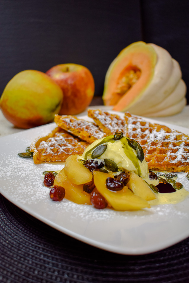 Kürbis-Waffeln backen mit Apfelkompott_Vanilleeis_Kürbiskerne ...