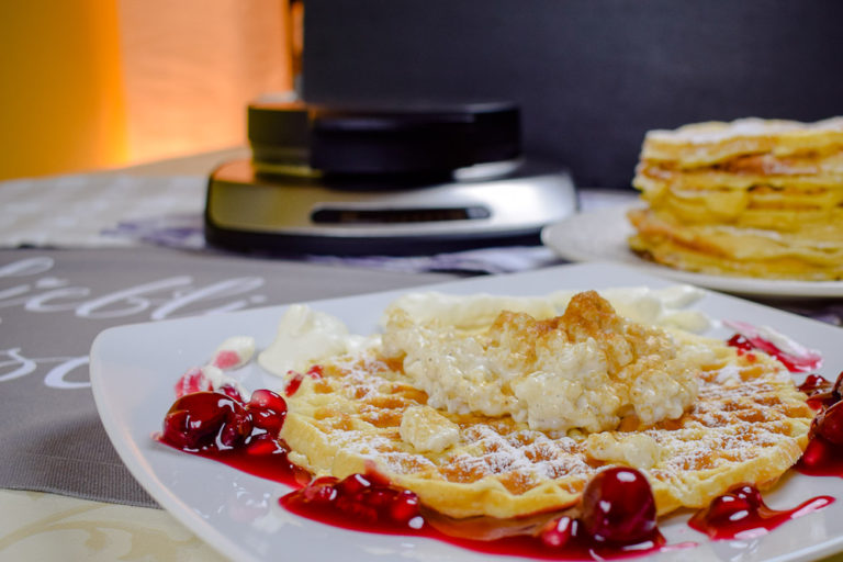 Sauerrahm Waffeln mit KIrschen_Kirschgrütze mit Granatapfel_Milchreis_1 ...